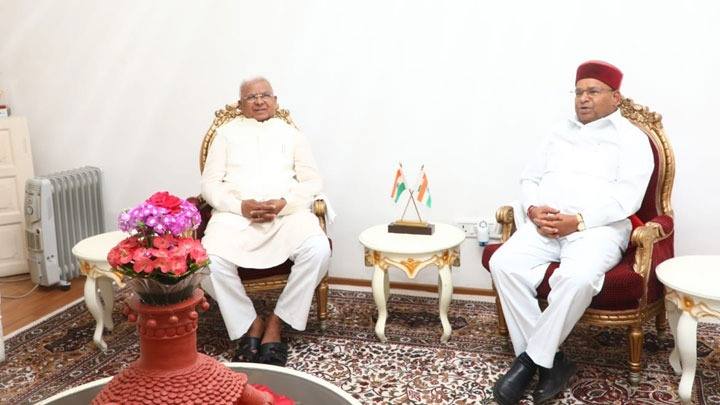 राज्यपाल श्री पटेल से कर्नाटक के राज्यपाल श्री गहलोत ने की सौजन्य भेंट